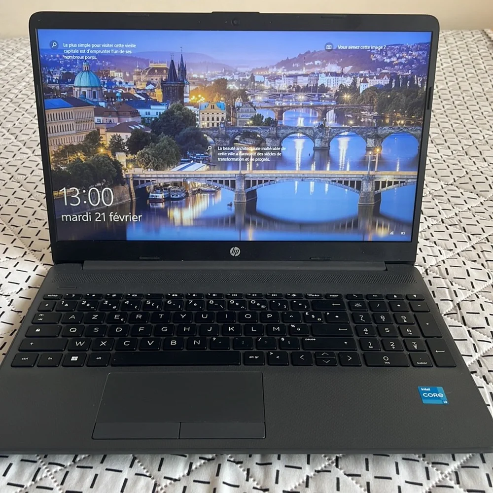 This is an hp laptop with a dark gray colors and 116go that I used for 2month